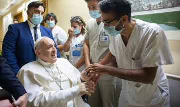 El Papa Francisco abandonó el hospital tras la cirugía: “Gracias, recen por mí, sigo vivo”