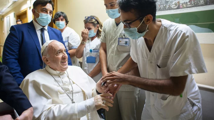 El Papa Francisco abandonó el hospital tras la cirugía: “Gracias, recen por mí, sigo vivo”