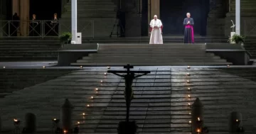 El papa Francisco encabeza el Via Crucis reducido en el Vaticano