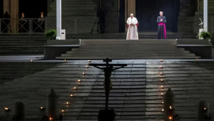 El papa Francisco encabeza el Via Crucis reducido en el Vaticano