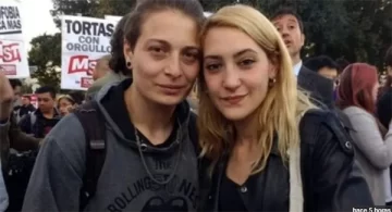 Condenan a un año de prisión por resistencia a la autoridad a la joven que besaba a su esposa