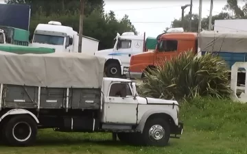 Los camioneros autoconvocados continúan el paro en las rotondas de acceso
