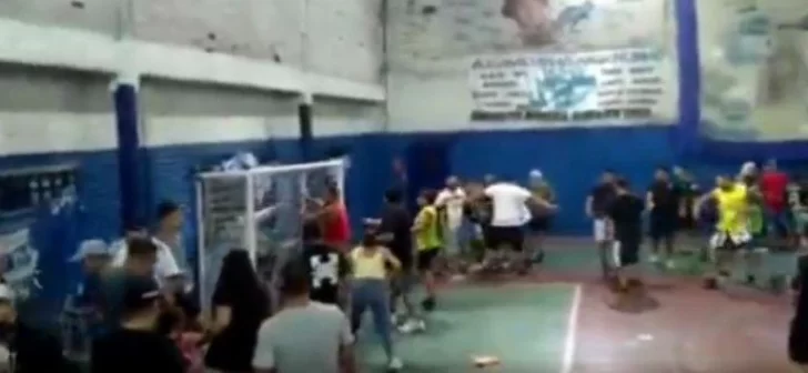 Locura en un partido de fútbol infantil: un padre golpeó a dos nenes y todo terminó en una batalla campal