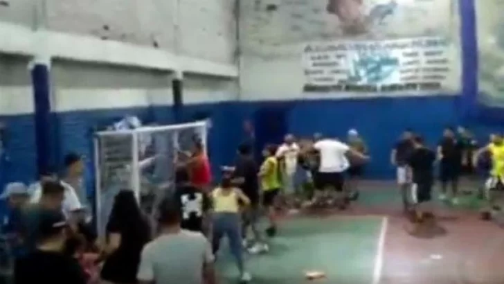 Locura en un partido de fútbol infantil: un padre golpeó a dos nenes y todo terminó en una batalla campal