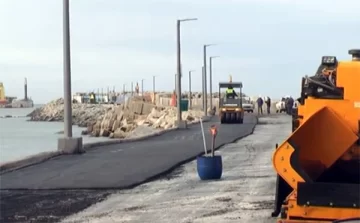 Pavimentación, iluminación y paradores en la Escollera Sur