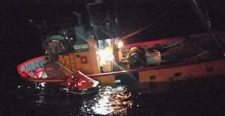 Se hundió un pesquero y todos sus tripulantes fueron rescatados
