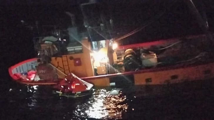 Se hundió un pesquero y todos sus tripulantes fueron rescatados