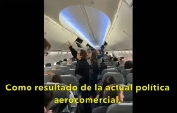 Pilotos de APLA leen un comunicado en contra del gobierno al final de cada vuelo
