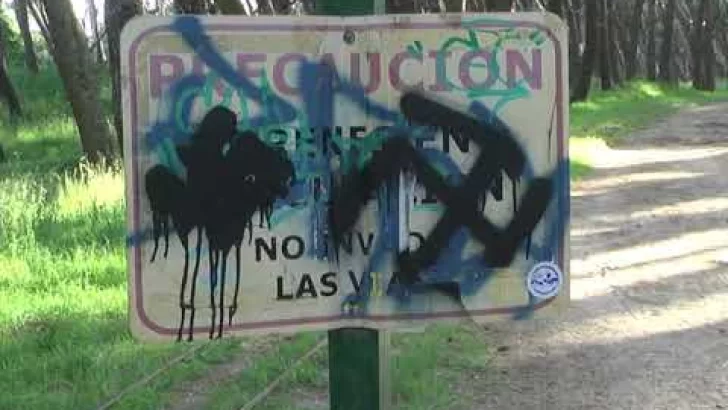 Pintadas nazis en el Circuito Aeróbico del parque
