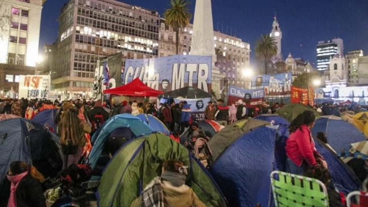 Piqueteros acamparon en Plaza de Mayo: “La situación social está reventando”