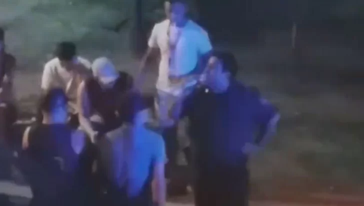 Una vecina llamó a la Policía porque unos chicos hacían ruido en una plaza y el oficial se puso a beber con ellos