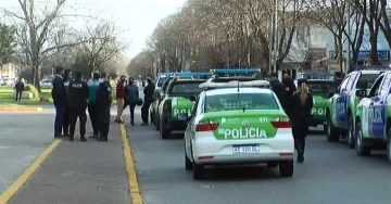 Policía “acuartelada” en la puerta de la departamental. Se quedarán hasta tener respuesta oficial del ministerio