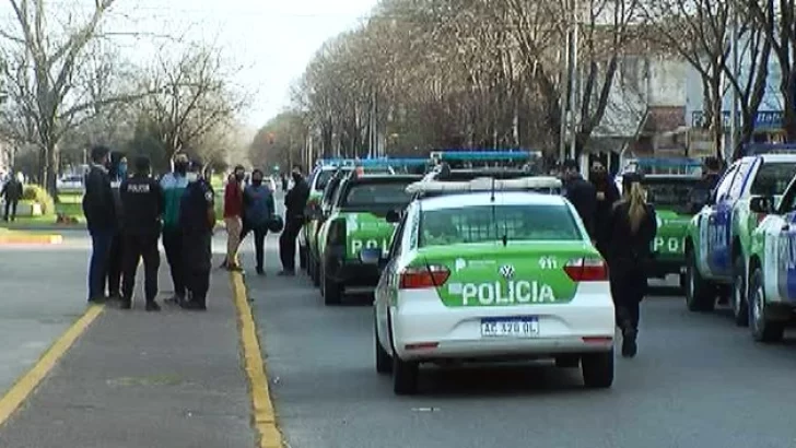 Policía “acuartelada” en la puerta de la departamental. Se quedarán hasta tener respuesta oficial del ministerio