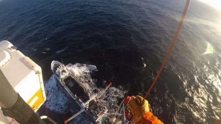Impactante rescate del tripulante de un buque: mirá el video