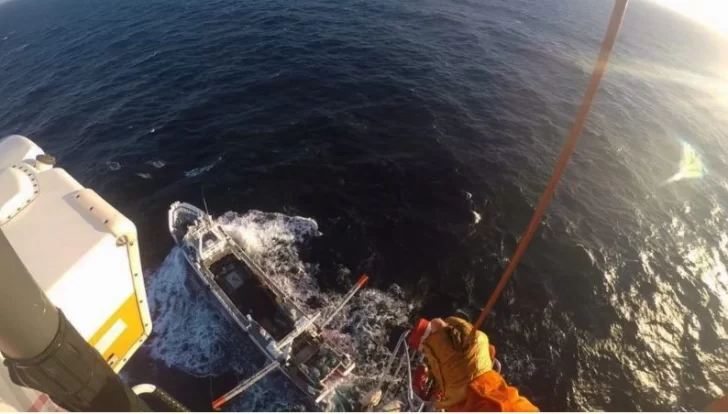 Impactante rescate del tripulante de un buque: mirá el video