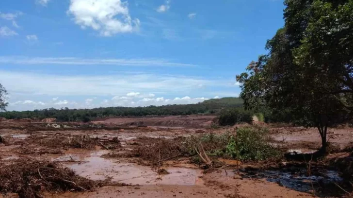 Colapsó una represa en Brasil: hay 200 desaparecidos y temen que un pueblo quede enterrado