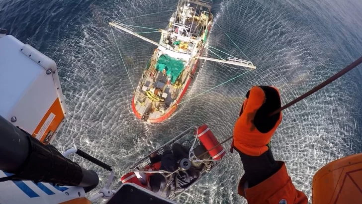Video: Impactante rescate del tripulante de un buque marplatense