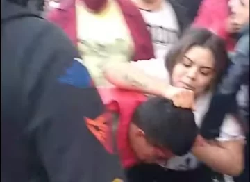 Video: le arrebató el celular a una mujer y lo redujeron a golpes