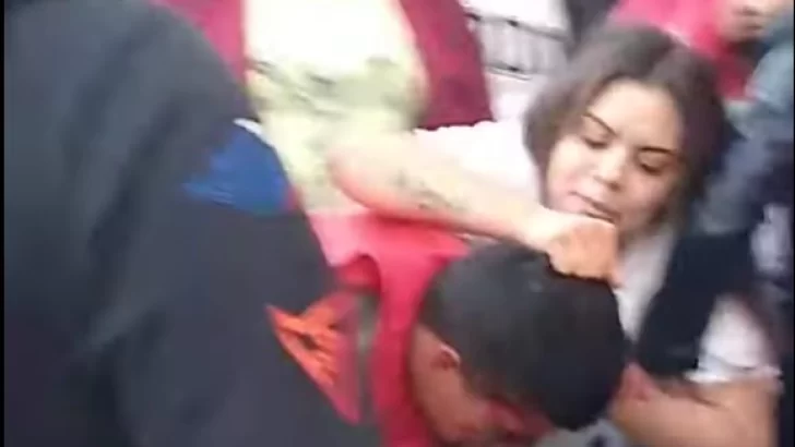 Video: le arrebató el celular a una mujer y lo redujeron a golpes
