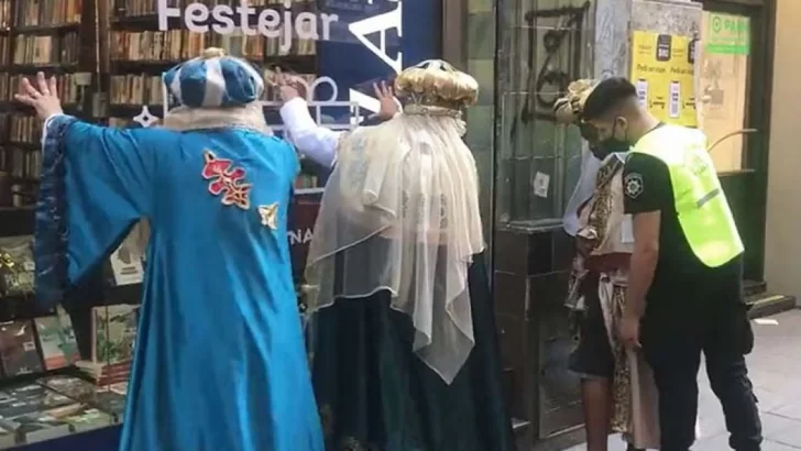 Video: requisaron y demoraron a los Reyes Magos por una acusación de robo: eran inocentes