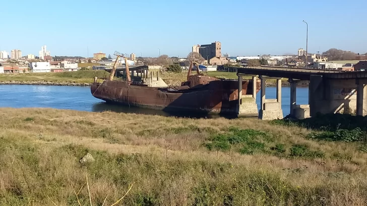 Puerto Quequén: Desguazarán el ex buque Ribera Gallega