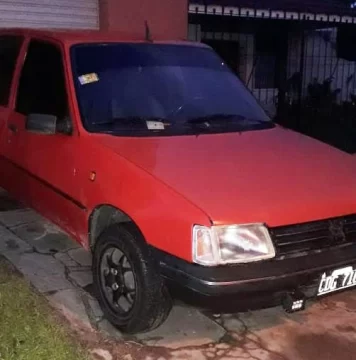 Robaron Peugeot 205 estacionado en la Plaza Rocha