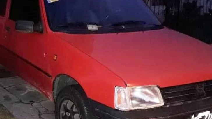 Robaron Peugeot 205 estacionado en la Plaza Rocha