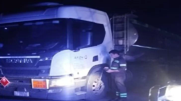 Atrapan el chofer de un camión de Axión robando combustible