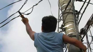 Vecina sorprende a ladrón de cables eléctricos