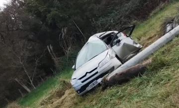 Murió el hombre cuyo auto se despistó en la ruta 88  y chocó contra un poste