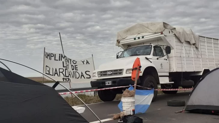 Guardavidas cortan la Ruta Nacional 3 a la altura de Monte Hermoso