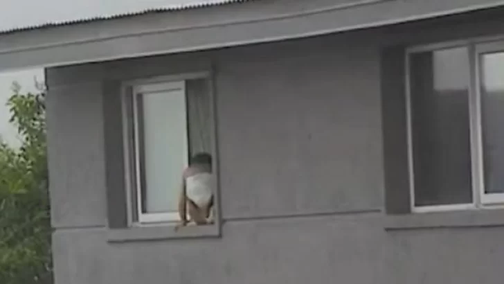 Video: así fue el dramático rescate a un niño que se estaba por caer desde un segundo piso