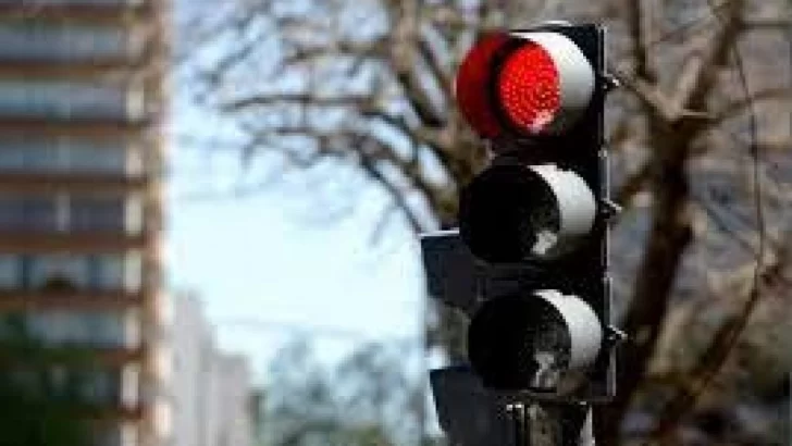 Las multas por cruzar un semáforo en rojo en Provincia alcanzarán los $181.800