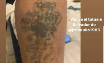 Ucrania: Periodista chileno se salvó gracias a un tatuaje de Maradona