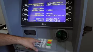 Se enojó porque el cajero andaba mal y le rompió el teclado