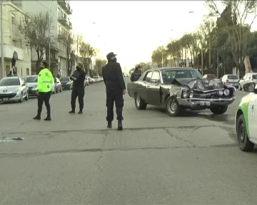 Impactante choque en Diagonal entre una Suzuki y un Fairlane