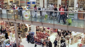 Las ventas en supermercados y shopping cayeron en agosto y acumulan 14 meses en baja