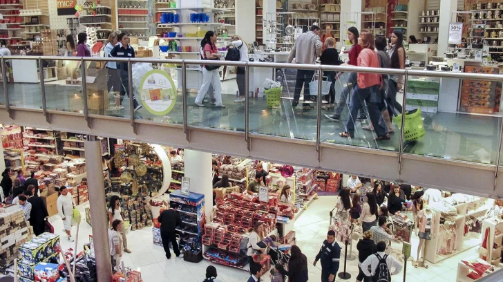 Las ventas en supermercados y shopping cayeron en agosto y acumulan 14 meses en baja