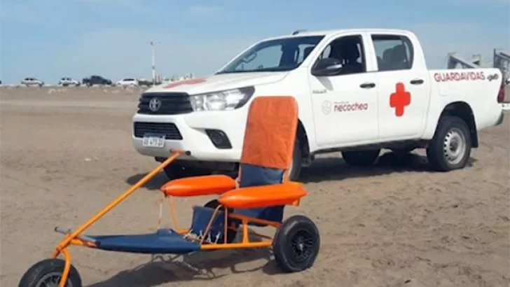 La playa de Quequén tiene su “silla anfibia”