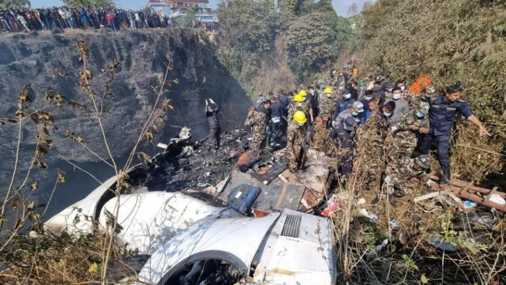 Impresionante caída de un avión con 72 personas a bordo en Nepal: un argentino viajaba en la aeronave