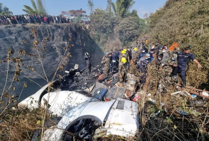 Impresionante caída de un avión con 72 personas a bordo en Nepal: un argentino viajaba en la aeronave