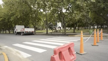 Trabajan para que hoy quede habilitado el tránsito en la plaza central