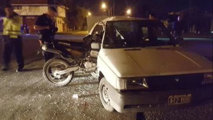 Una moto se incrustó dentro de un auto: un herido grave