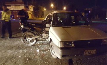 Una moto se incrustó dentro de un auto: un herido grave