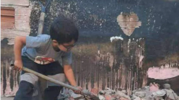 Volver a empezar: con la ayuda de los vecinos reconstruyen una vivienda que se incendió