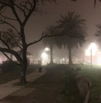 Una densa niebla cubre esta noche Necochea. Se pide precaución para circular