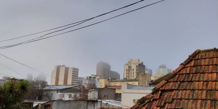 Después de la lluvia, la niebla cubre parcialmente la ciudad