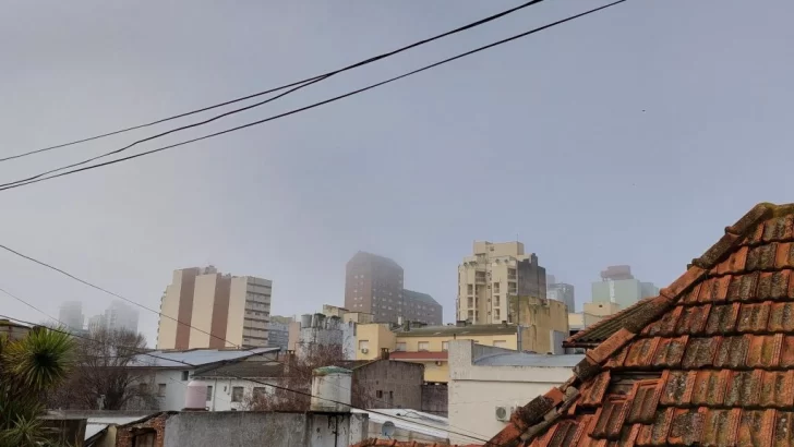 Después de la lluvia, la niebla cubre parcialmente la ciudad