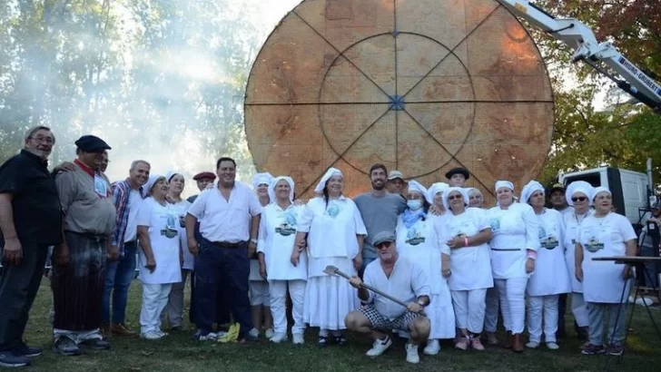 Nuevo récord: la torta frita más grande del mundo se hizo en la Argentina