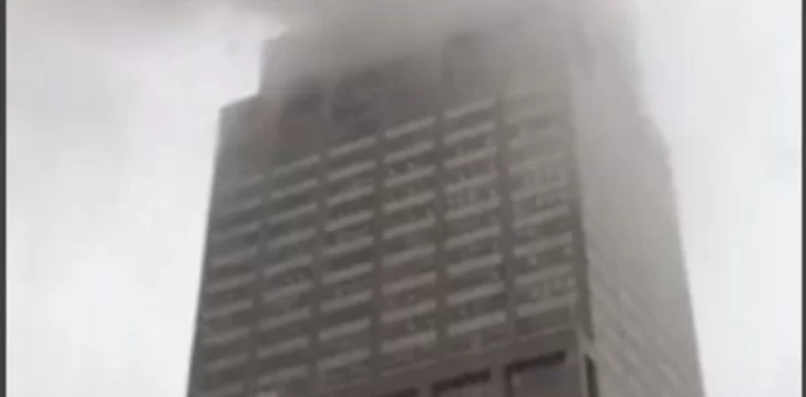 Un helicóptero se estrelló contra un edificio de Nueva York
